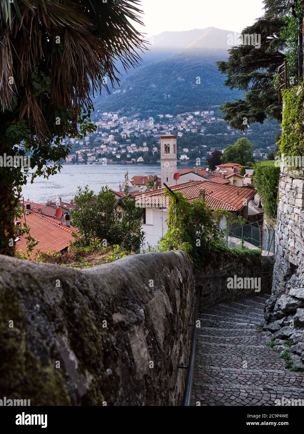 Suggestive Ecke des Dorfes Torno im Sommer Sonnenuntergang, Comer See, Lombardei, italienische Seen, Italien, Europa Stockfoto