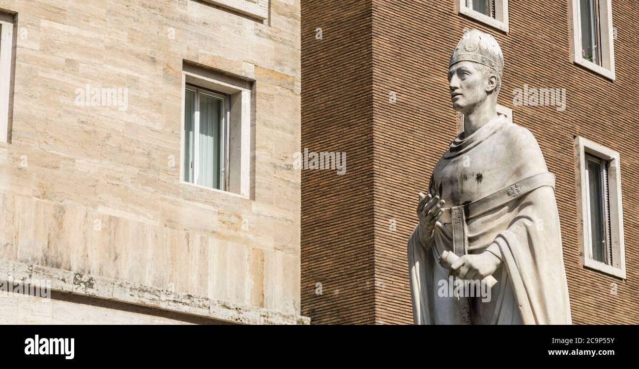 Eine Statue des Heiligen Ambrosius, außerhalb der Apsis der Kirche Sant'Ambrogio e Carlo al Corso, Rom, Italien Stockfoto