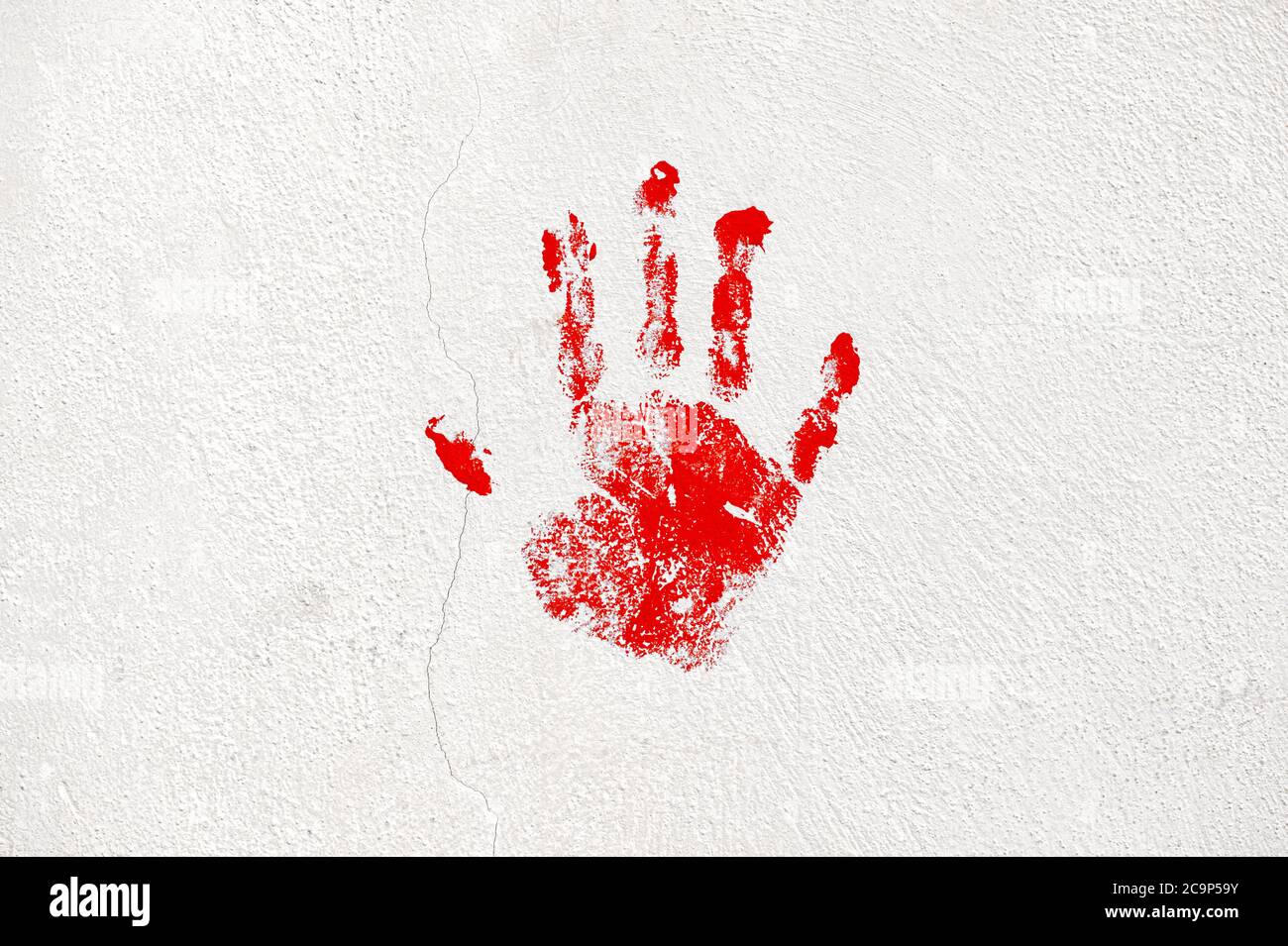 Rissige Zement Wand Hintergrund mit roten Handprint. Halloween Hintergrund Stockfoto