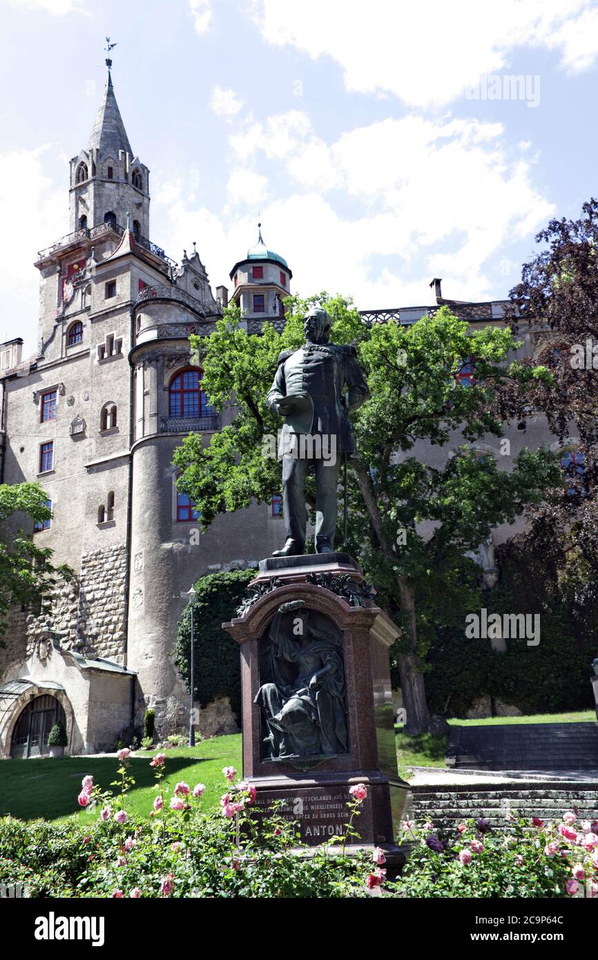 Denkmal des Fürsten Karl Anton von Hohenzollern vor Schloss Sigmaringen, Baden-Württemberg, Deutschland Stockfoto