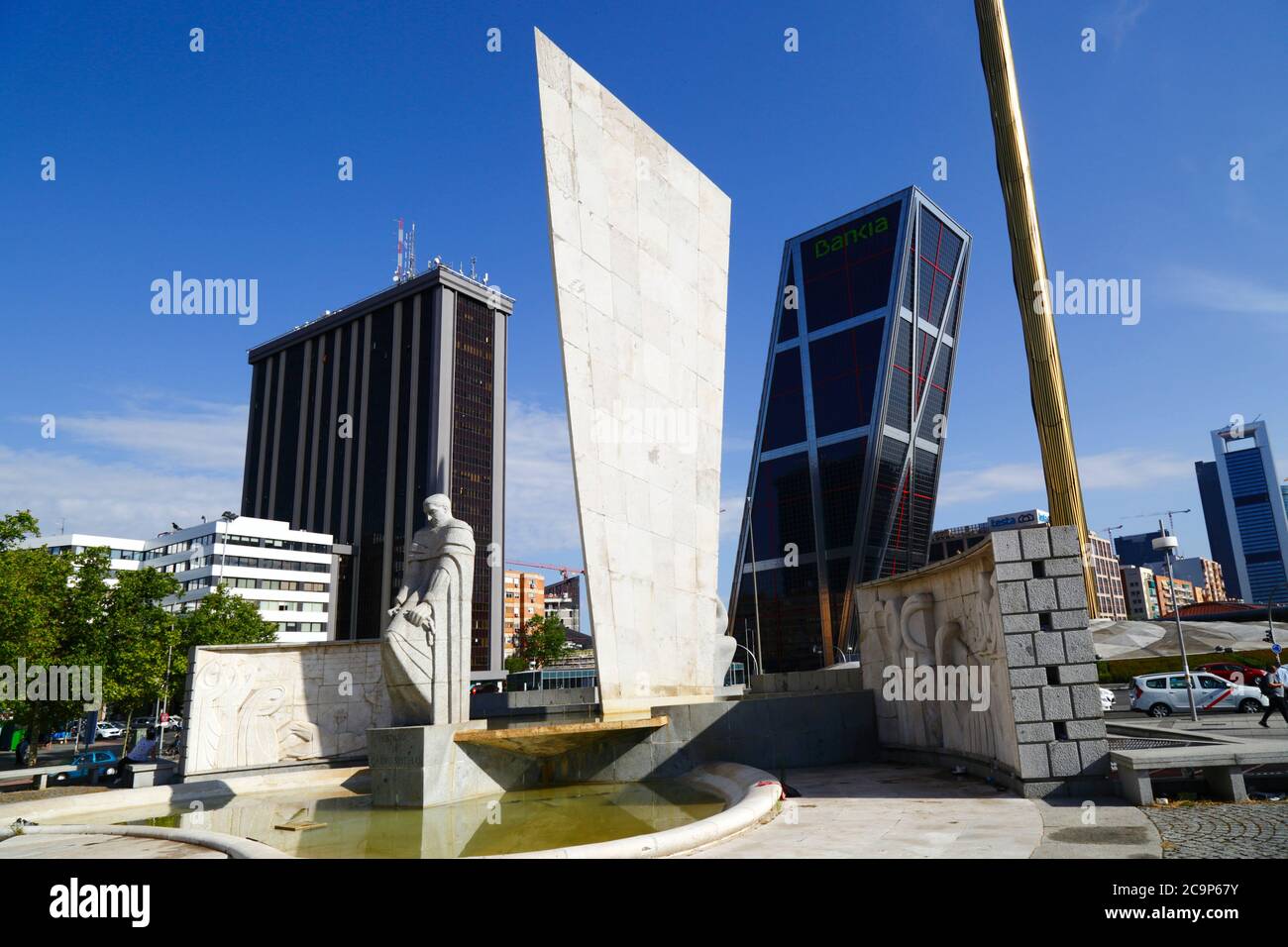 Denkmal für Jose Calvo Sotelo, eines der Tor von Europa / KIO Türme auf RHS, Plaza Castilla, Madrid, Spanien Stockfoto