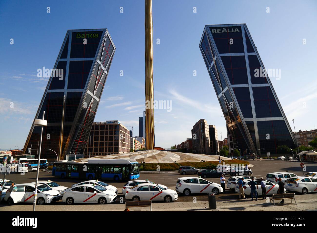 Taxis parken vor dem Tor von Europa / KIO Towers, Plaza Castilla, Madrid, Spanien Stockfoto