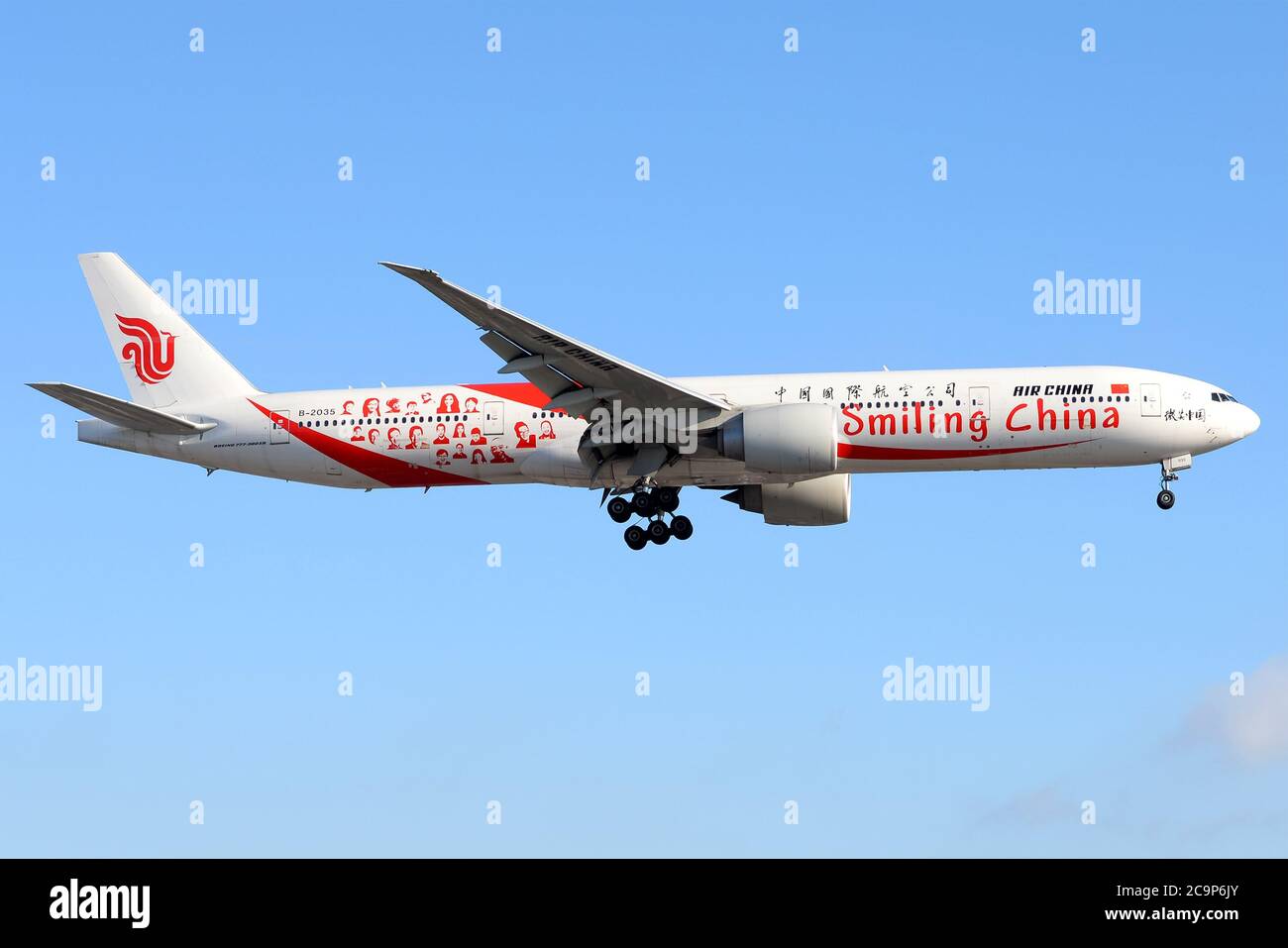 Air China Boeing 777 Ankunft am Flughafen Los Angeles LAX. Flugzeug mit lächelndem China Special Lackierung. Flugzeug 777-300 registriert als B-2035. Stockfoto
