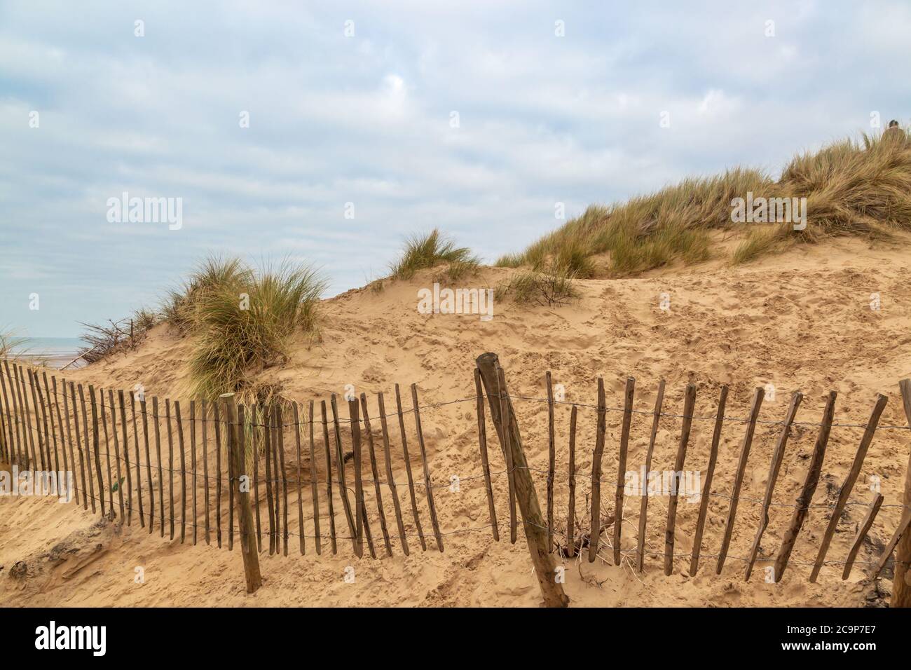 Ein Holzzaun neben den Sanddünen von Formby Stockfoto