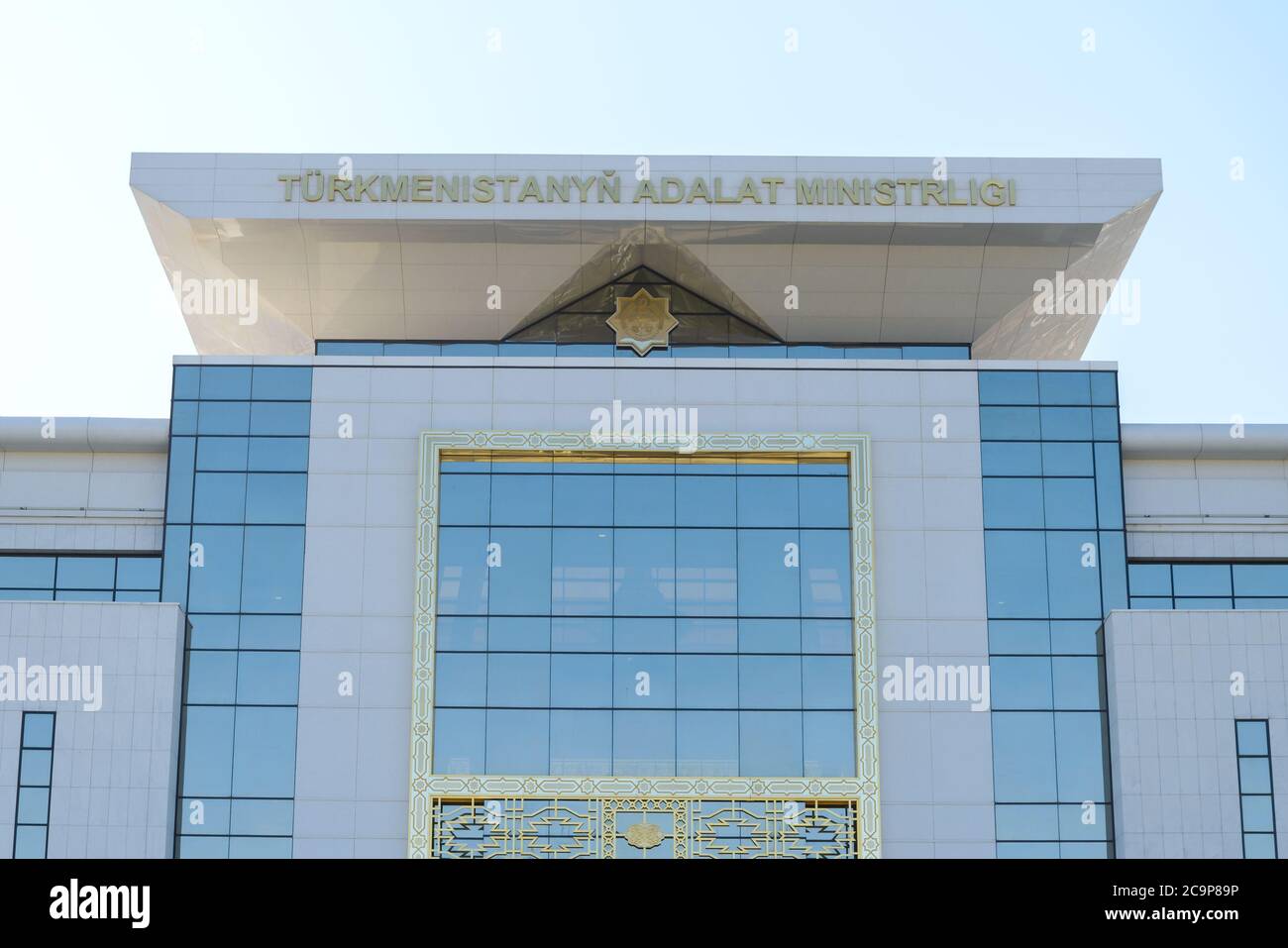 Justizministerium (Adalat) und Rechtsgebäude in Aschgabat, Turkmenistan. Regierungsgebäude. Stockfoto