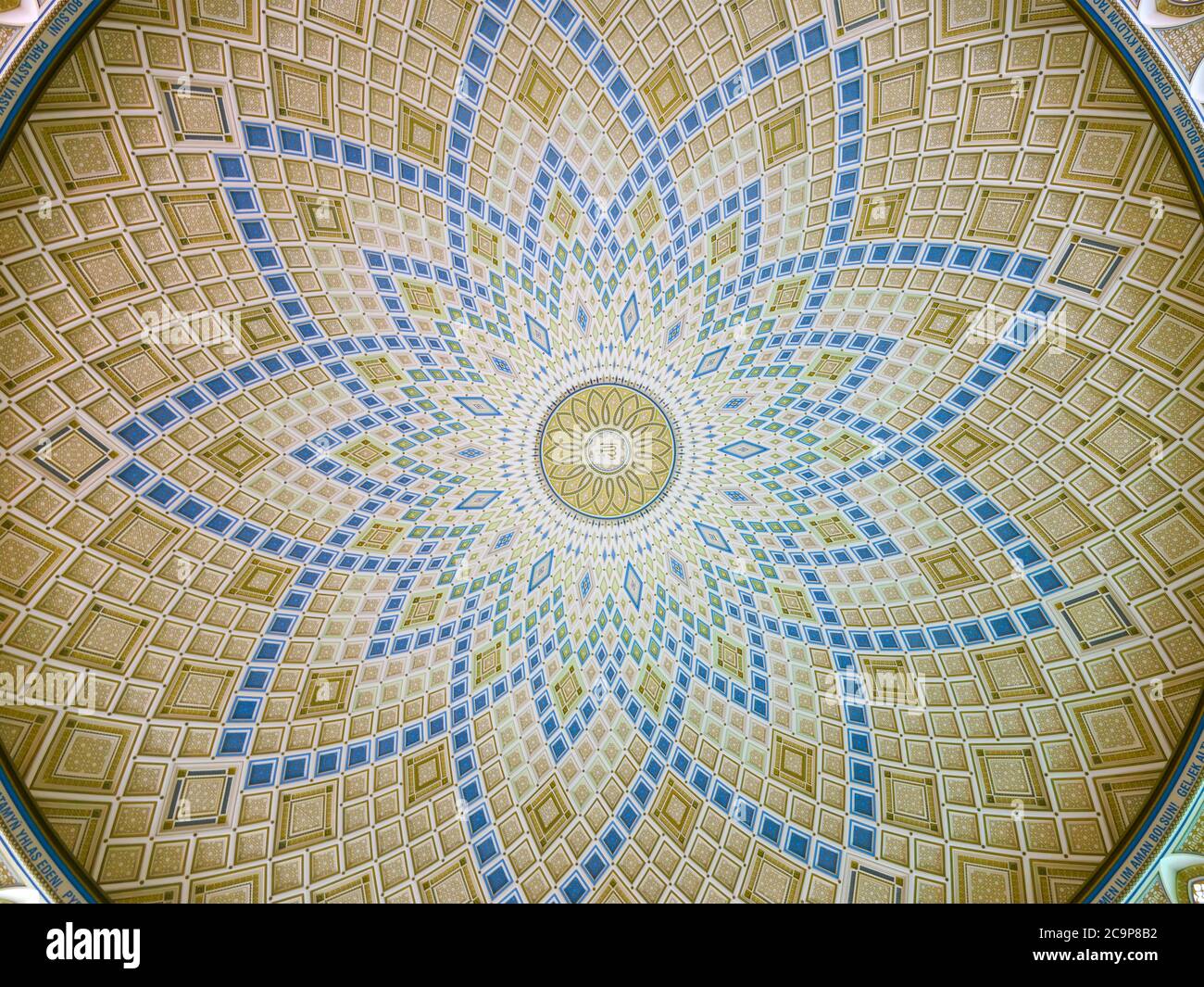 Gewölbte Decke der Turkmenbashi Ruhy Moschee in Gypjak Ashgabat, Turkmenistan gebaut. Islamische Kunstwerke in der Kuppel des religiösen Gebäudes. Stockfoto