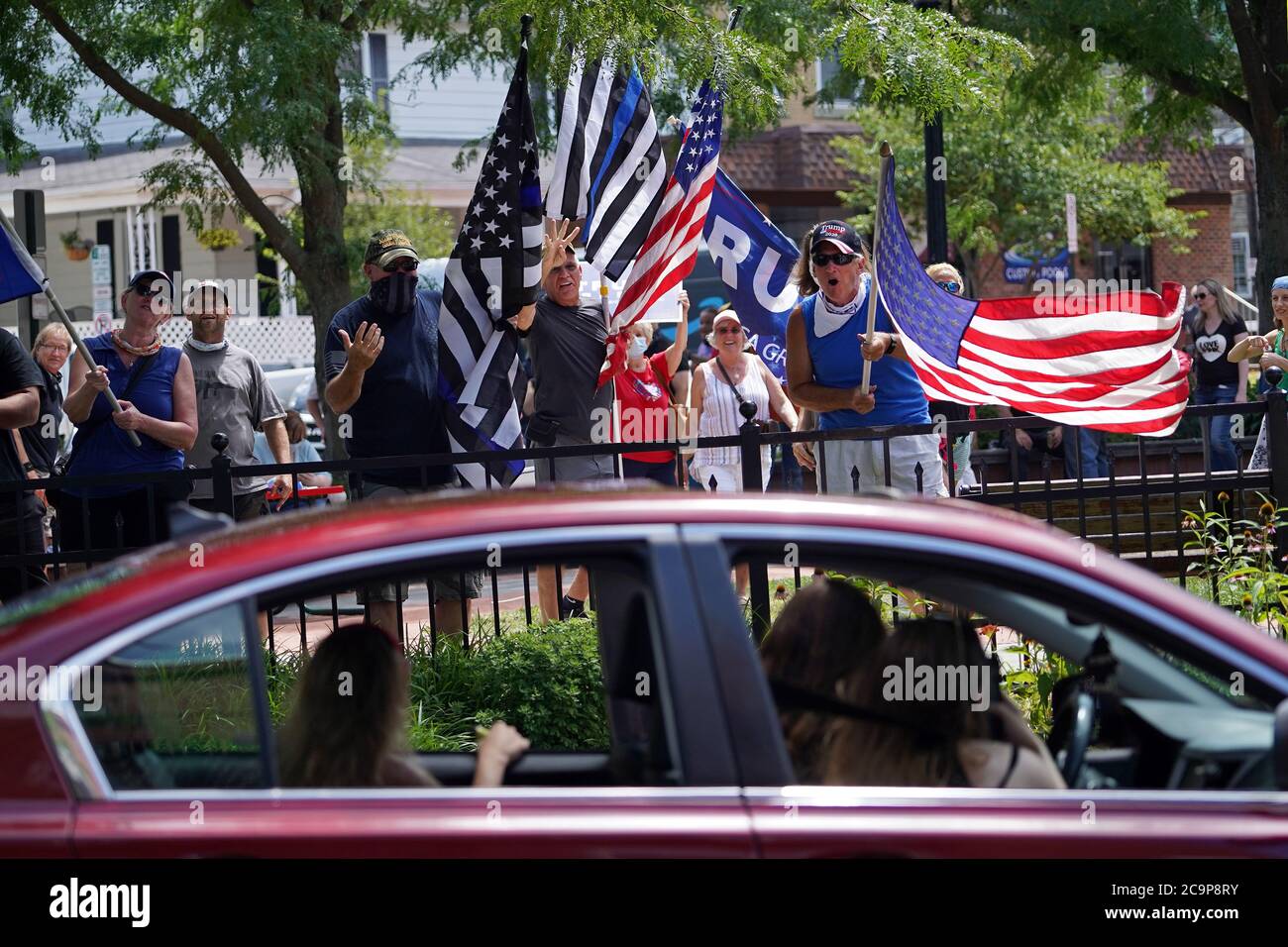 Anhänger des Präsidenten versammelten sich am 1. August 2020 zu einer Kundgebung mit der Trump-Flagge in Emmaus, Pennsylvania, und wurden von Gegendemonstlern getroffen. Stockfoto