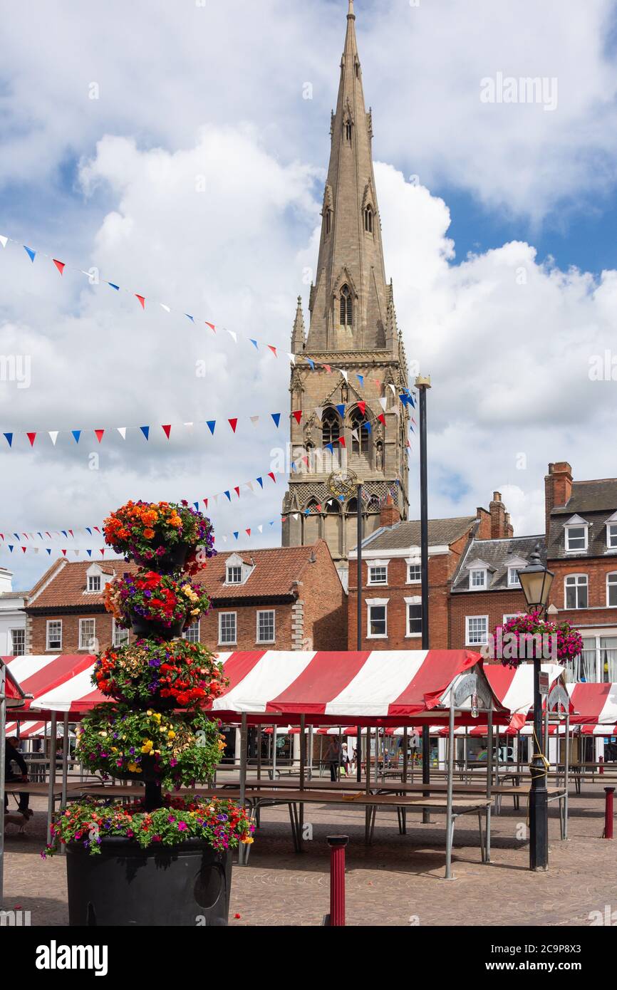 Marktplatz mit der Kirche St. Mary Magdalene, Newark-on-Trent, Nottinghamshire, England, Großbritannien Stockfoto