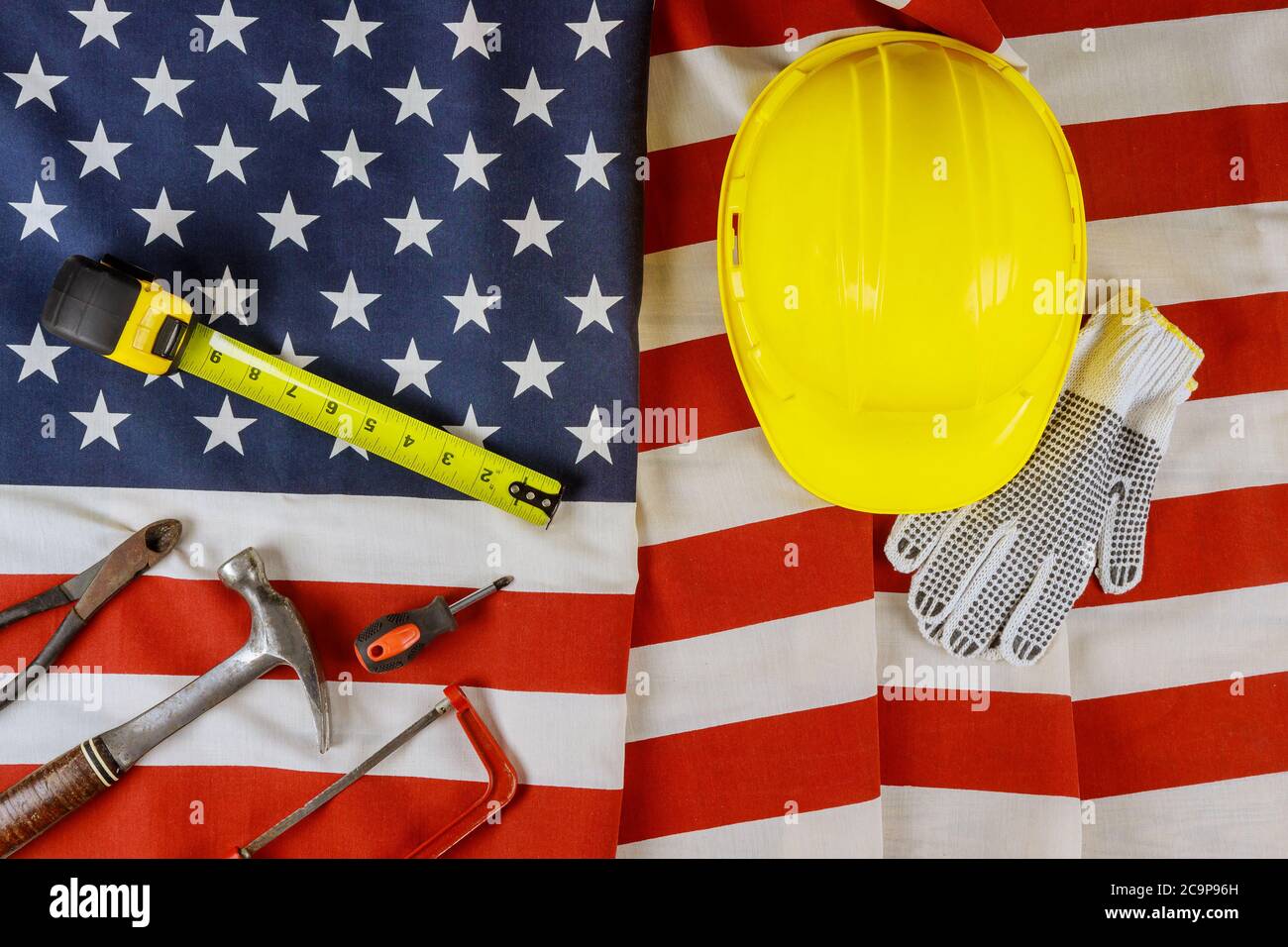 Patriotische amerikanische Flagge mit Sternen und Streifen im Labor Day verschiedene Werkzeuge Band messen auf USA Flagge Hintergrund Stockfoto