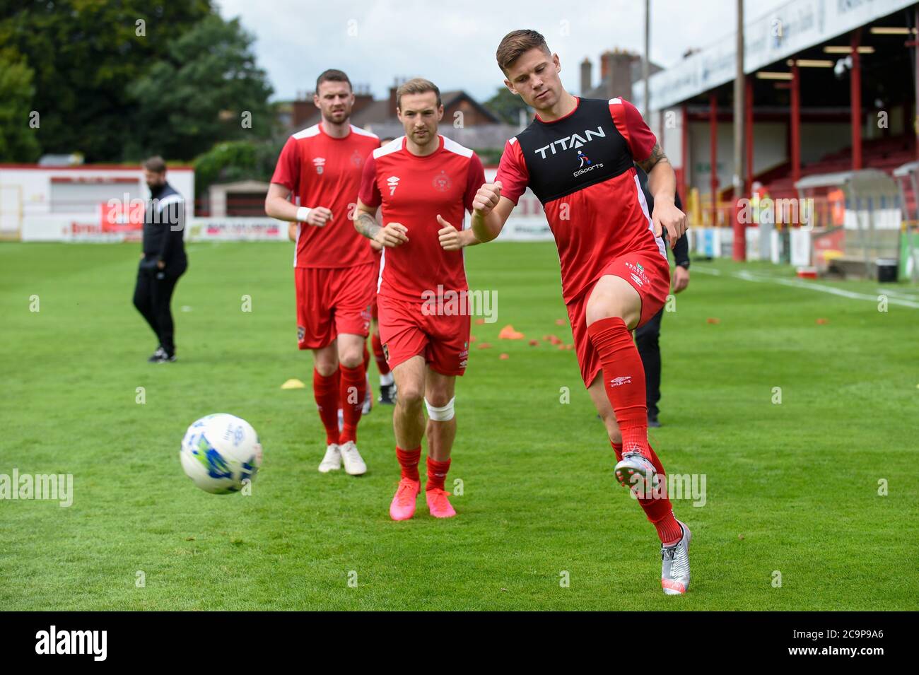 Shelbourne Spieler während der Aufwärmphase vor dem SSE Airtricity Premier Division Spiel zwischen Shelbourne FC und Waterford FC im Tolka Park in Dublin, Irland am 1. August 2020 (Foto von Andrew SURMA/SIPA USA) Kredit: SIPA USA/Alamy Live News Stockfoto