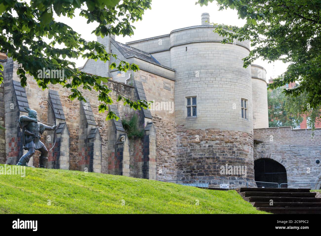 Robin Hood Statue and Castle Gate House, Nottingham Castle, Castle Road, Nottingham, Nottinghamshire, England, Großbritannien Stockfoto