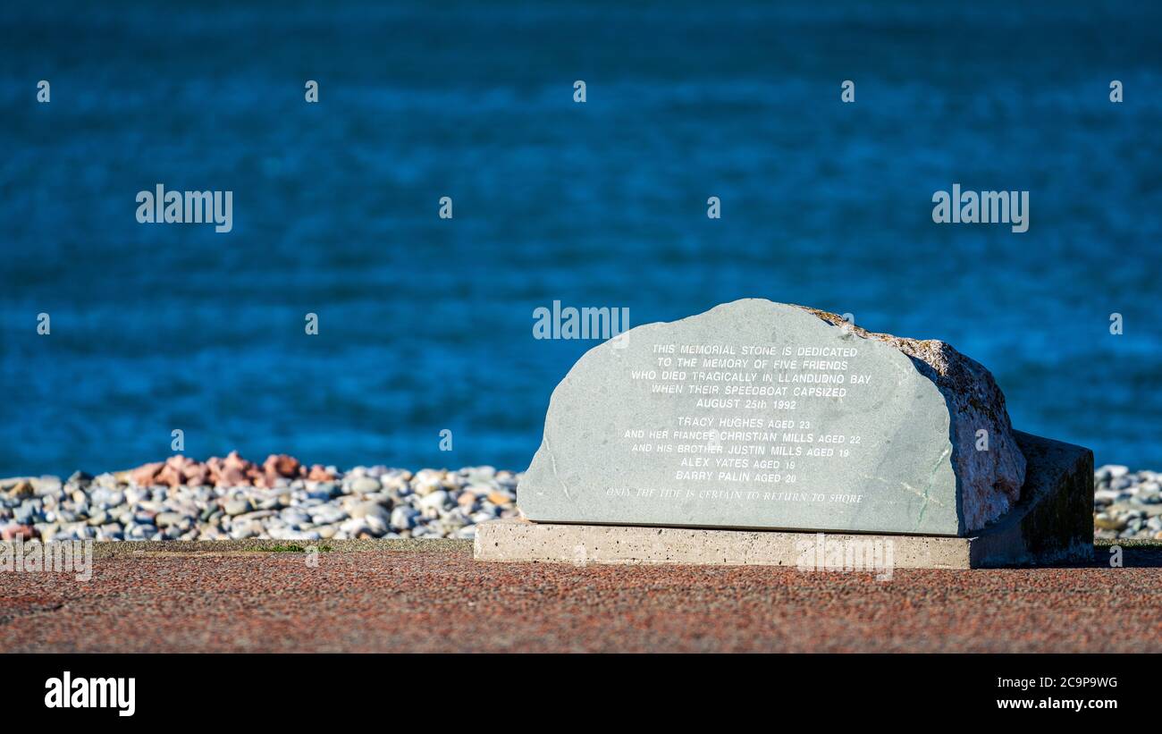 Llandudno Seafront Speedboat Tragedy - Gedenkstätte für eine Gruppe von fünf jungen Freunden, die nach einem Unfall mit einem Schnellboot vor Llandudno im August 1992 ums Leben kamen. Stockfoto