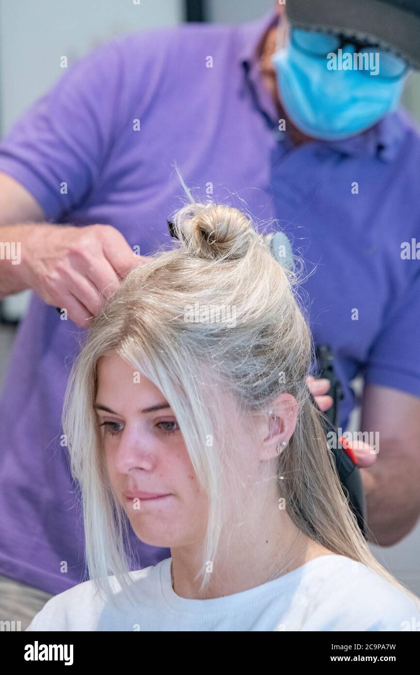 Ein Mädchen hat ihren Haarschnitt während des Lockdown wegen Coronavirus Stockfoto