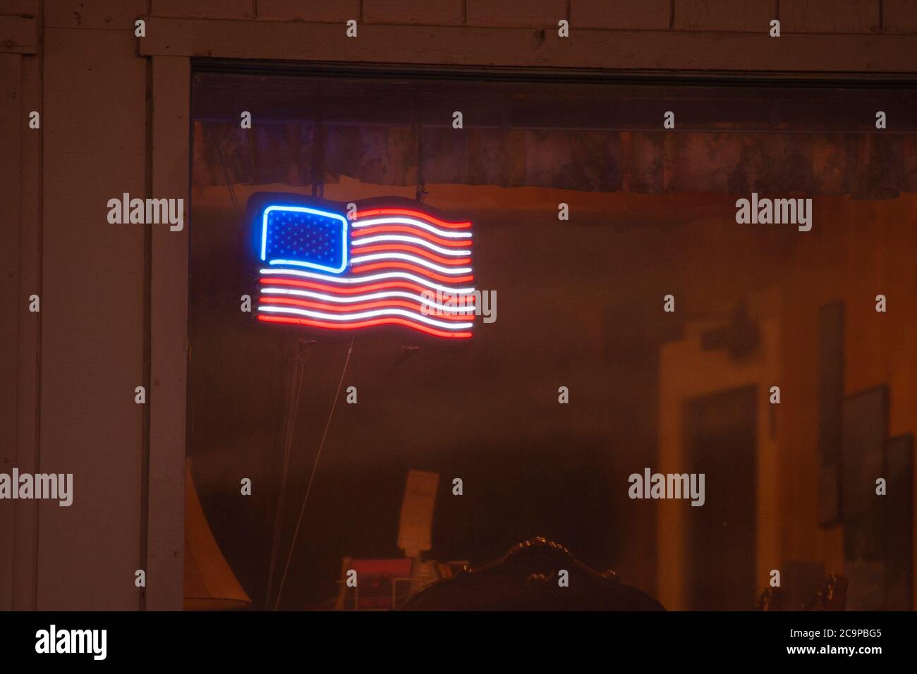 Kleine Neon amerikanische Flagge im Schaufenster Stockfoto