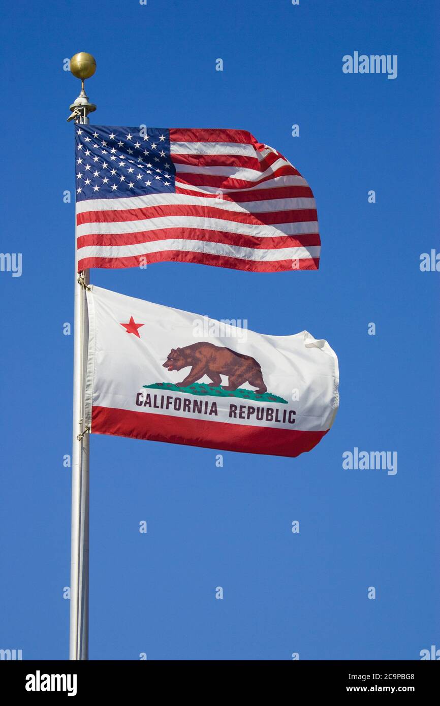Amerikanische Flagge und kalifornische Staatsflagge auf demselben Fahnenmast Stockfoto