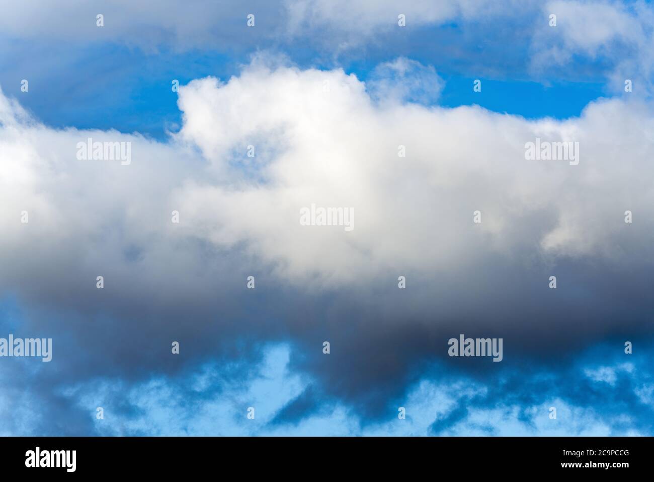 Wunderschöne dramatische Wolken mit blauem Himmel Hintergrund. Natürliche Wetter Landschaft Zusammensetzung Stockfoto