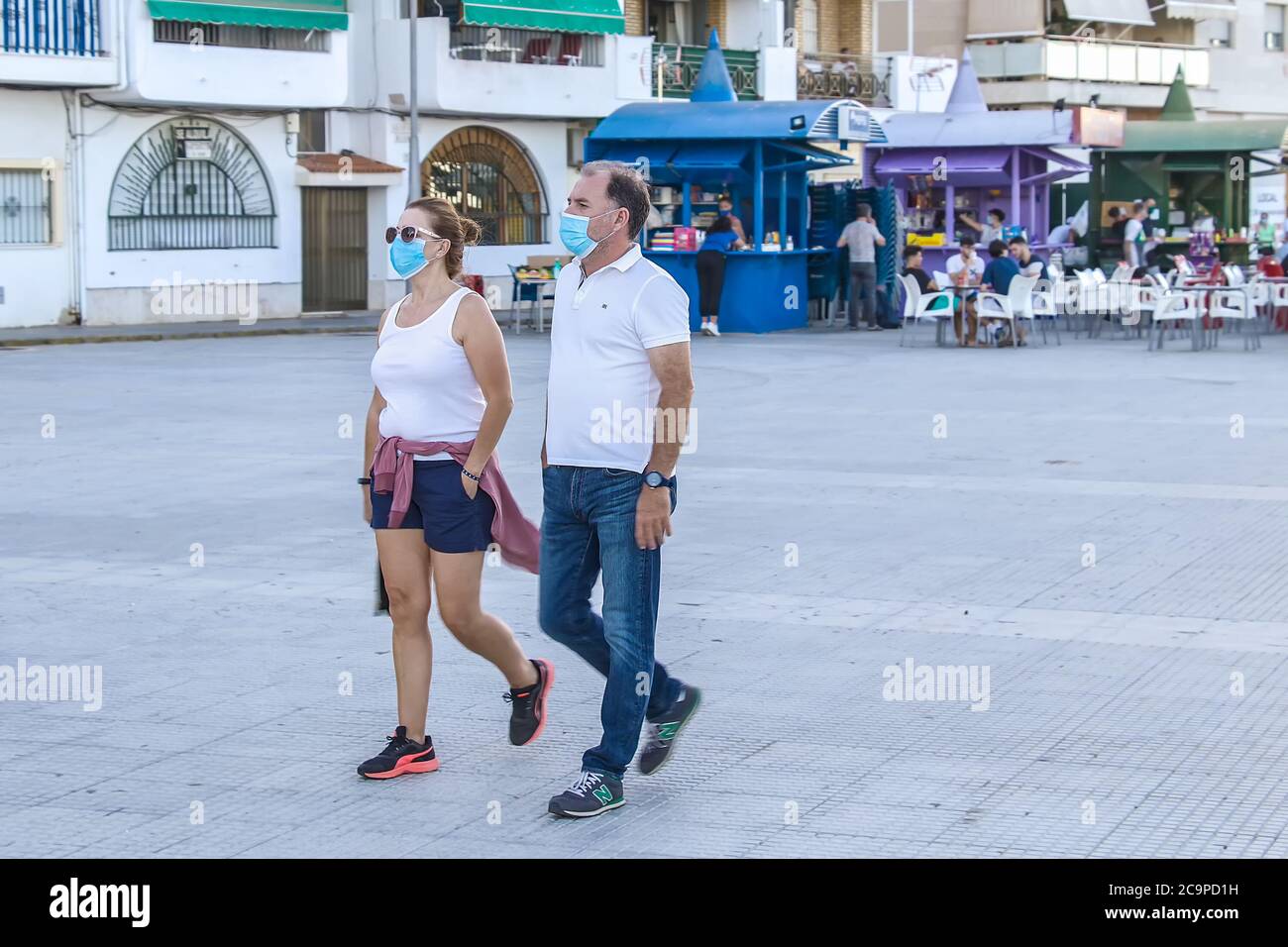 Punta Umbria, Huelva, Spanien - 28. Juli 2020: Ein Paar auf der Straße mit Schutzmaske wegen covid-19. Neue Normalität in Spanien Stockfoto