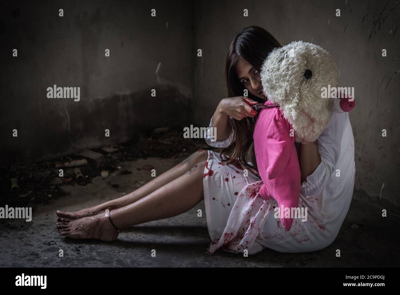 Zombie oder Geist halten Messer töten Baby Puppe, halloween-Konzept Stockfoto