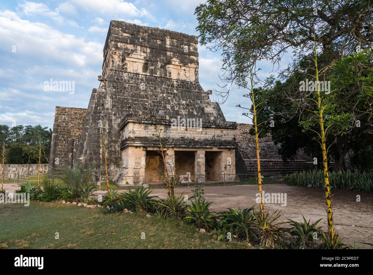 Der Jaguar-Tempel in den Ruinen der großen Maya-Stadt Chichen Itza, Yucatan, Mexiko. Oben ist der obere Tempel des Jaguar. Stockfoto