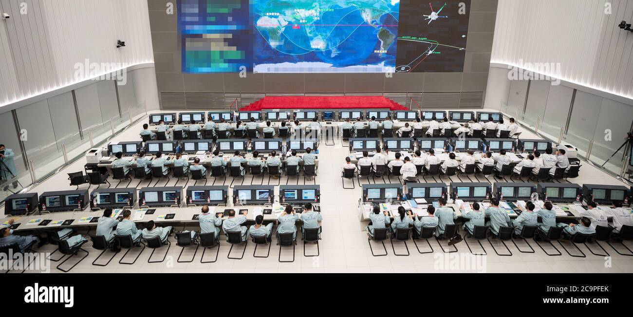 Peking, China. August 2020. Technische Personalarbeit im Beijing Aerospace Control Center (BACC) in Peking, Hauptstadt von China, 2. August 2020. Chinas Mars-Sonde Tianwen-1 erfolgreich durchgeführt seine erste Orbitalkorrektur um 7 Uhr (2300 GMT Samstag), nachdem seine 3.000N-Motor arbeitete für 20 Sekunden, und weiter auf den Mars. Quelle: Cai Yang/Xinhua/Alamy Live News Stockfoto