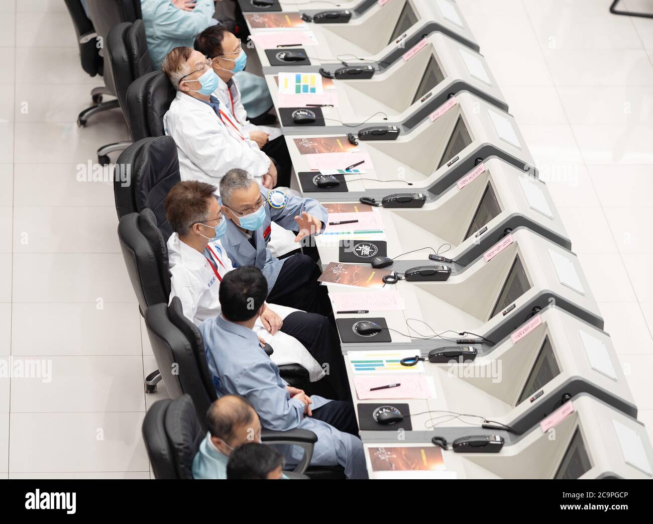 Peking, China. August 2020. Technische Personalarbeit im Beijing Aerospace Control Center (BACC) in Peking, Hauptstadt von China, 2. August 2020. Chinas Mars-Sonde Tianwen-1 erfolgreich durchgeführt seine erste Orbitalkorrektur um 7 Uhr (2300 GMT Samstag), nachdem seine 3.000N-Motor arbeitete für 20 Sekunden, und weiter auf den Mars. Quelle: Cai Yang/Xinhua/Alamy Live News Stockfoto