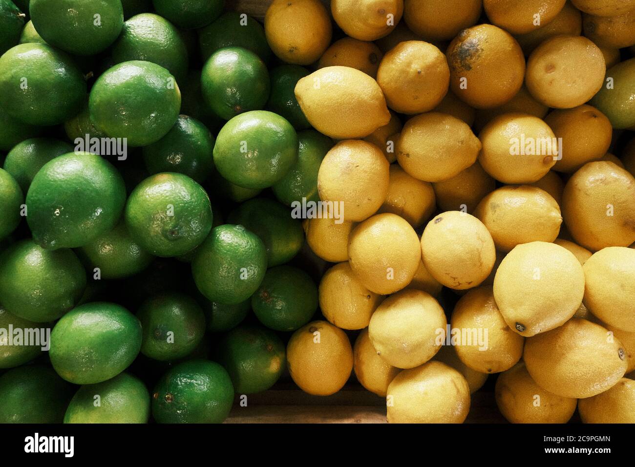 Zitrusfrüchte aus Lemmon und Limette werden in einer Bauernmarktdisplaktion in Montgomery Alabama, USA, nebeneinander verkauft. Stockfoto