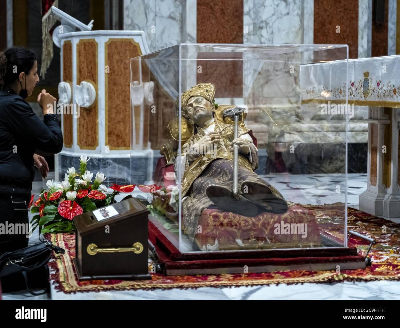 In der Stadt Pagani, in der Provinz Salerno, in der gleichnamigen Basilika sind die Überreste von Sant 'Alfonso Maria dei Liguori, Gründer des religiösen Ordens der Redemptoristen erhalten. Der 1. August feiert seinen Aufstieg zum Himmel. Anerkannt als Doktor der katholischen Kirche und Autor des berühmten Weihnachtsliedes "You Come Down from the stars".in diesem Jahr wird die Party, in reduzierter Version. Aufgrund der Covid-19 und der aktuellen gesundheitlichen Notlage. Aus diesem Grund wurde die Urne mit den Resten des heiligen auf den Hochaltar der Basilika verlegt. Freiwillige kontrollieren den Zugang zum f Stockfoto