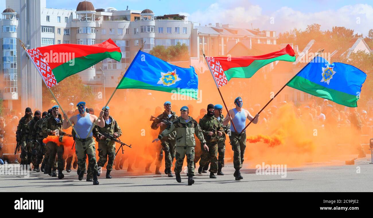 Peking, Weißrussland. August 2020. Weißrussische Soldaten der Spezialeinheit treten während einer Show zum bevorstehenden Tag der Fallschirmjäger in Minsk, Weißrussland, am 1. August 2020 auf. Quelle: Henadz Zhinkov/Xinhua/Alamy Live News Stockfoto