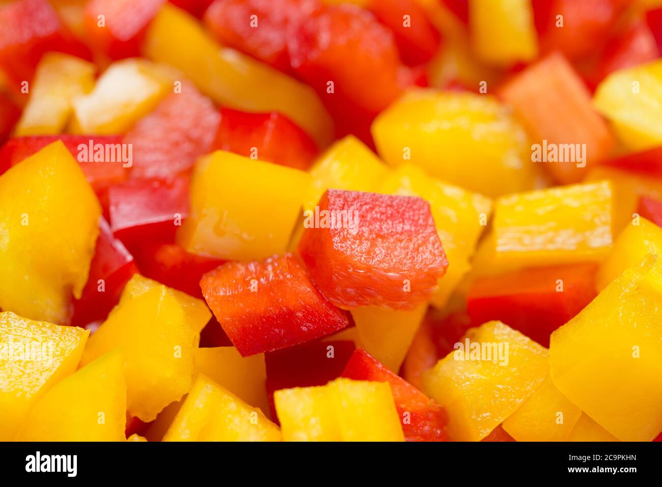 Gehackte gelbe und rote Paprika Obst Nahaufnahme selektive Fokus Stockfoto