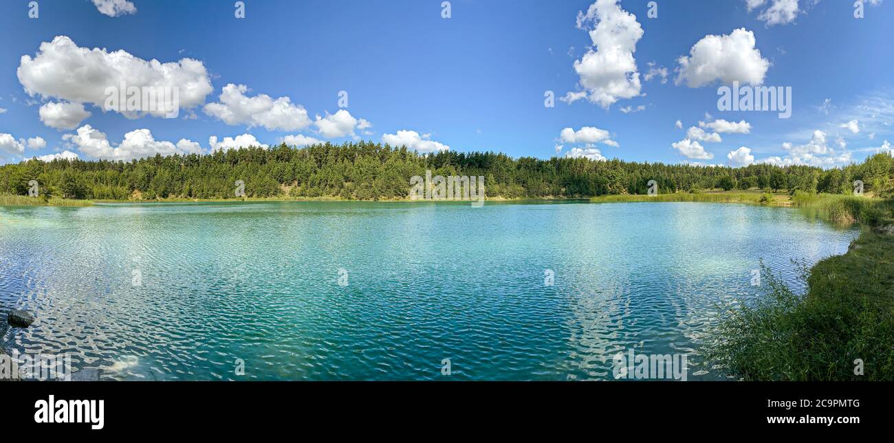 Idyllisch türkisfarbener Steinbruch See im Wald. Panorama Sommerlandschaft Stockfoto