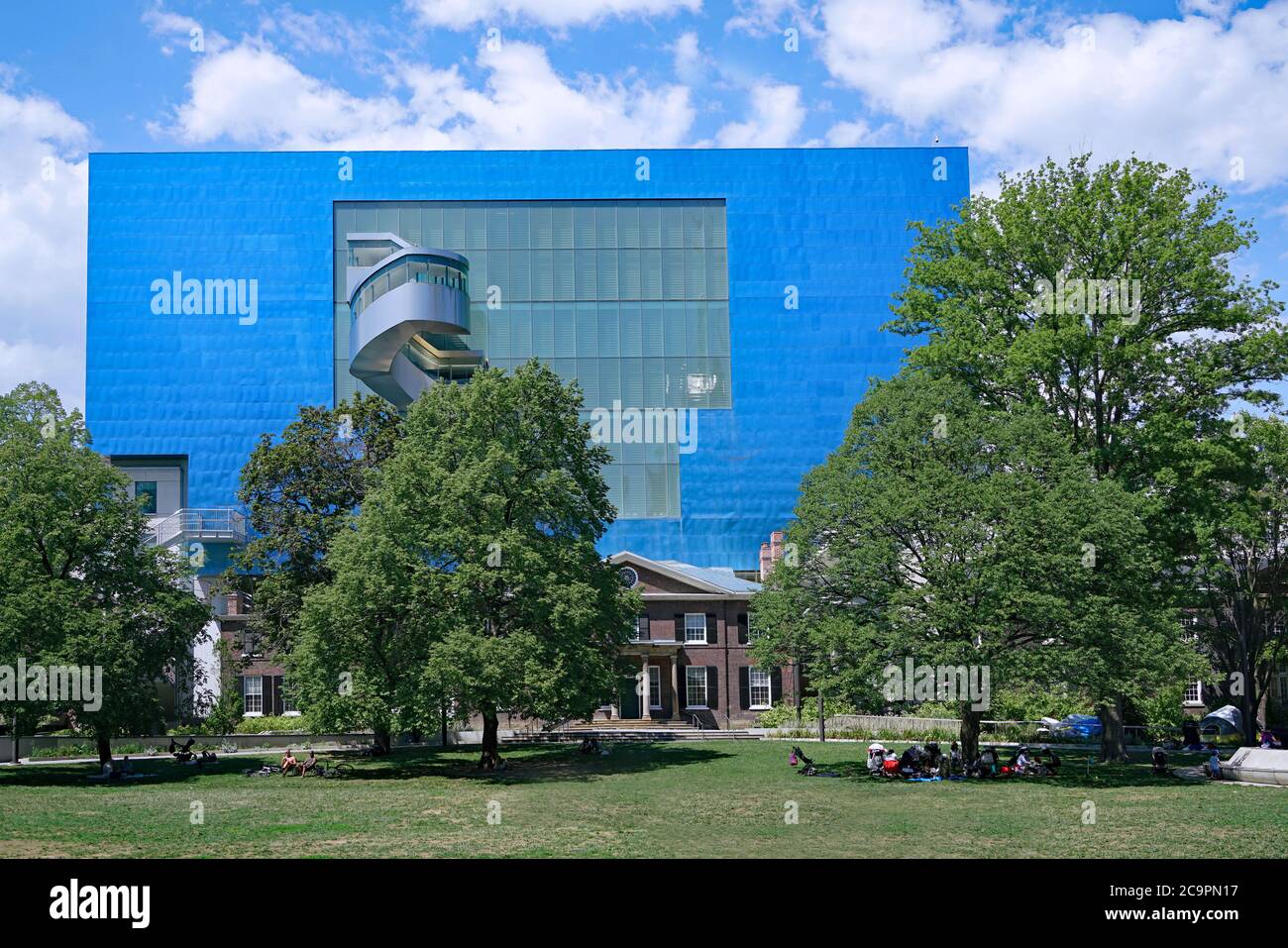 Toronto, Kanada - 31. Juli 2020: Ein bunter Industrielook Ergänzung der Art Gallery of Ontario, entworfen von Frank Gehry. Stockfoto