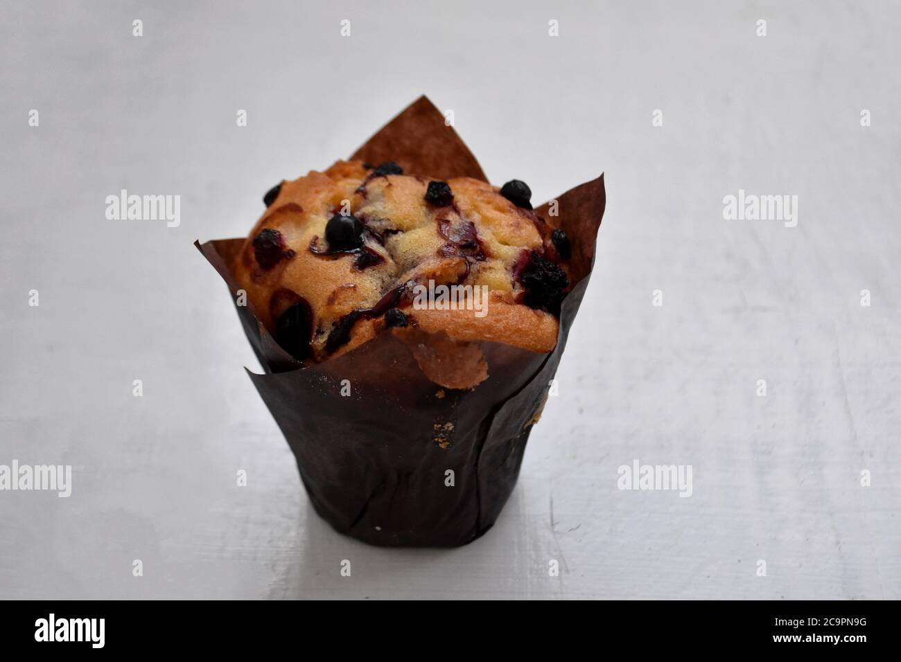 Köstliche frisch gebackene süße Muffin / hausgemachte süße Blaubeer Muffin auf einem Tisch auf weißem Holzhintergrund Stockfoto