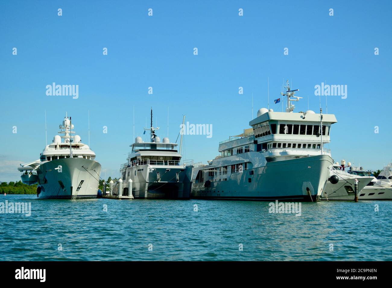 Port Denarau, Fidschi, August 2019. Yachten an der Port Denarau Marina, bereit, tropische Inseln der Westlichen Division von Fidschi zu erkunden. Stockfoto