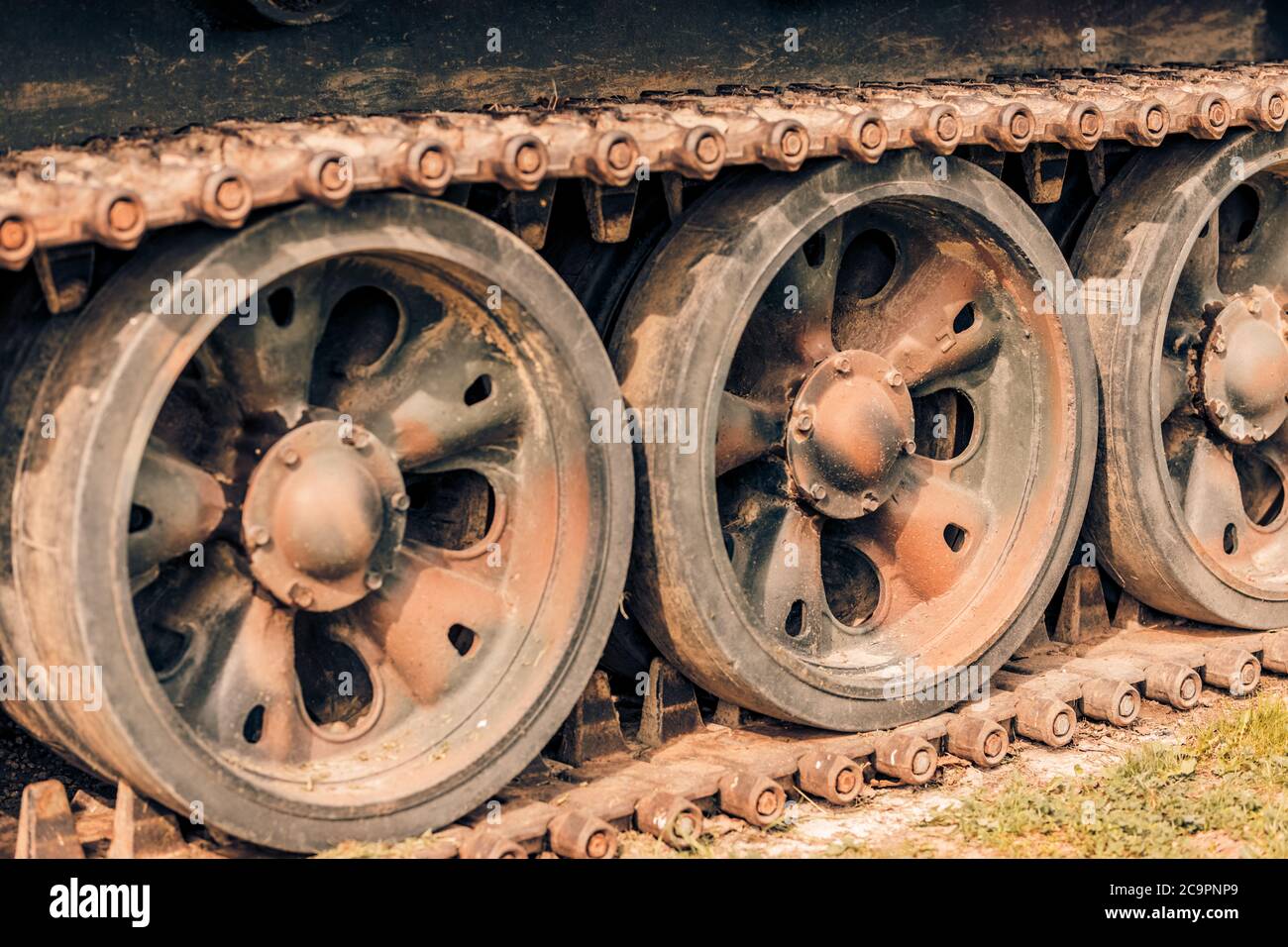 Detailaufnahme mit alten Tankspuren und Rädern. Schwerere Bewaffnung verfolgt gepanzerte Fahrzeuge Nahaufnahme. Stockfoto