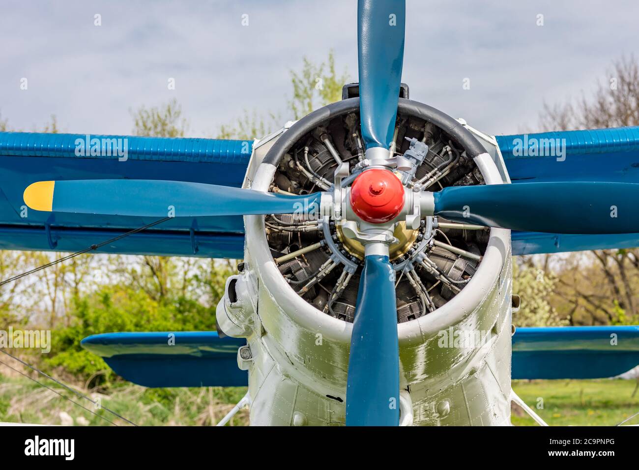 Altes Flugzeug mit Propeller auf schönen hellen Himmel Hintergrund. Restauriertes Flugzeug Stockfoto