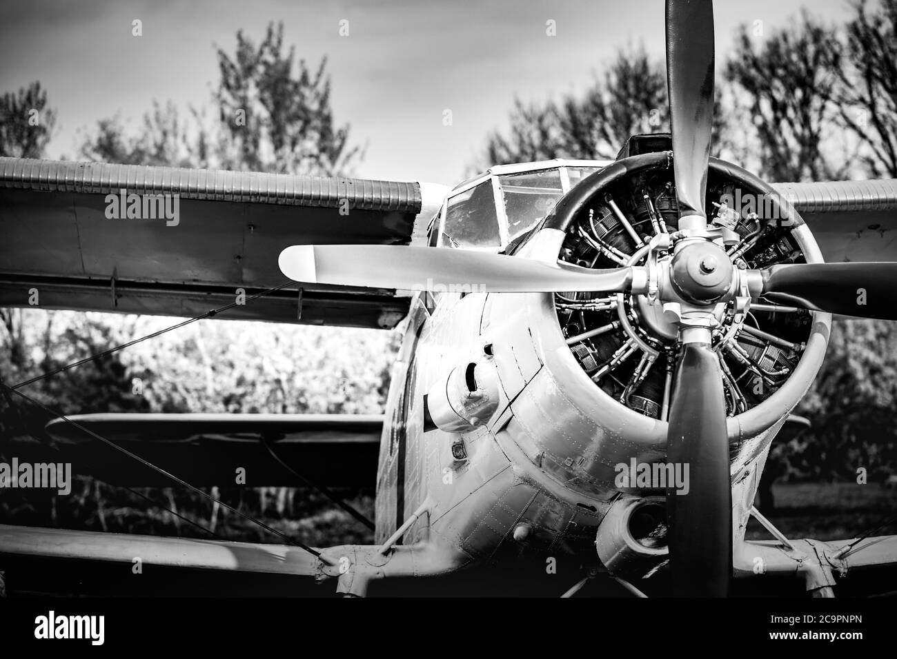 Altes Flugzeug mit Propeller auf schönen hellen Himmel Hintergrund. Restauriertes Flugzeug Stockfoto