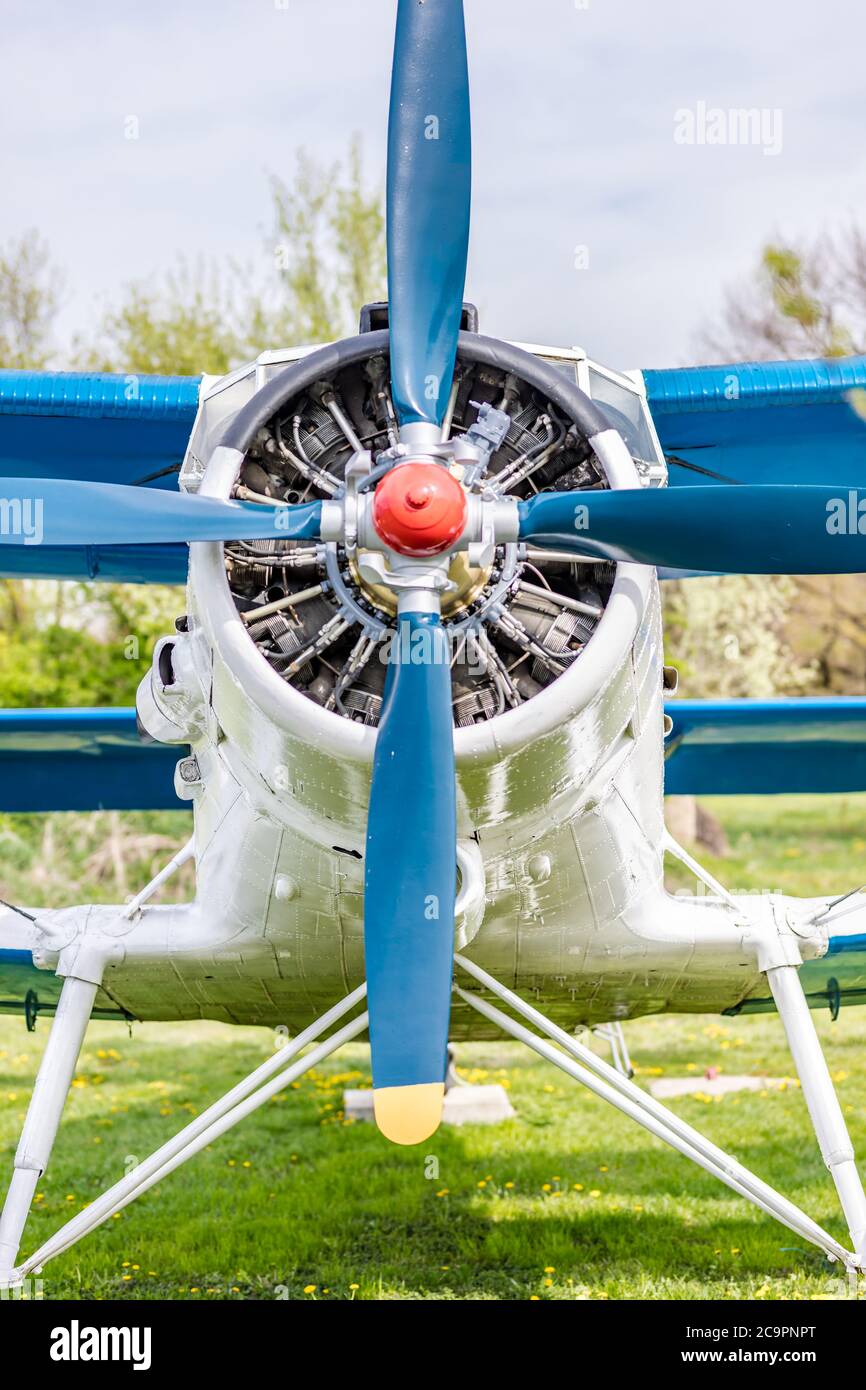 Altes Flugzeug mit Propeller auf schönen hellen Himmel Hintergrund. Restauriertes Flugzeug Stockfoto