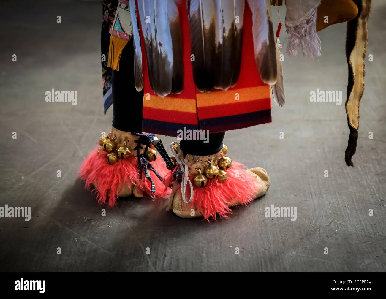 San Francisco, USA - 08. Februar 2020: Indianische Tänzerinnen in handgefertigten Mokassins aus Leder, verziert mit Glocken in einem Powwow Stockfoto