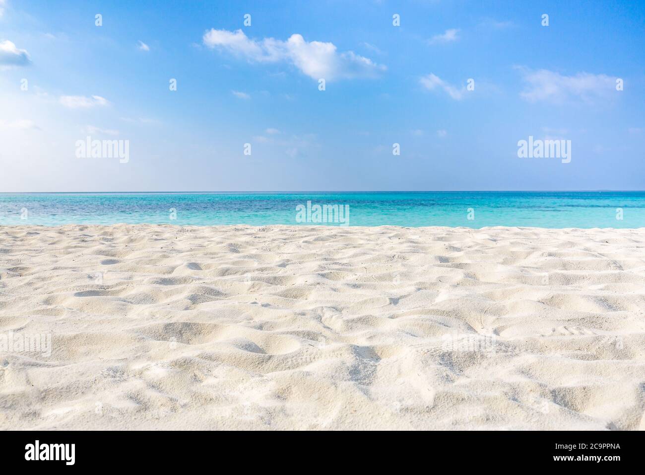 Leerer tropischer Strand Hintergrund. Horizont mit Himmel und weißem Sand. Schöner Strand mit weißem Sand, türkisfarbenem Meerwasser und blauem Himmel mit Wolken Stockfoto