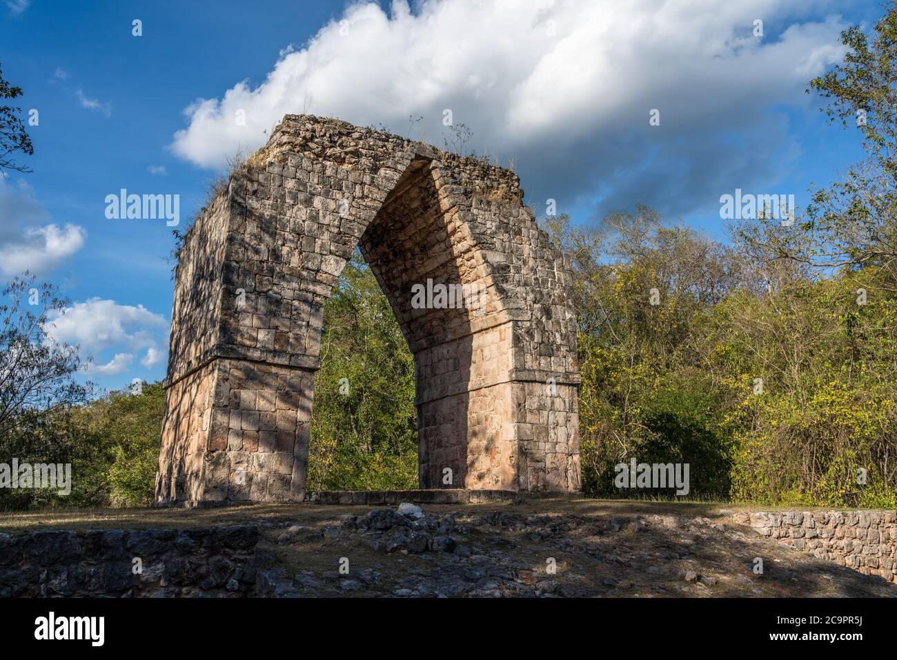 Der Bogen Tor zu den prähispanischen Maya Ruinen von Kabah sind Teil der prähispanischen Stadt Uxmal UNESCO-Weltkulturerbe-Zentrum in Yucatan, Mexiko Stockfoto