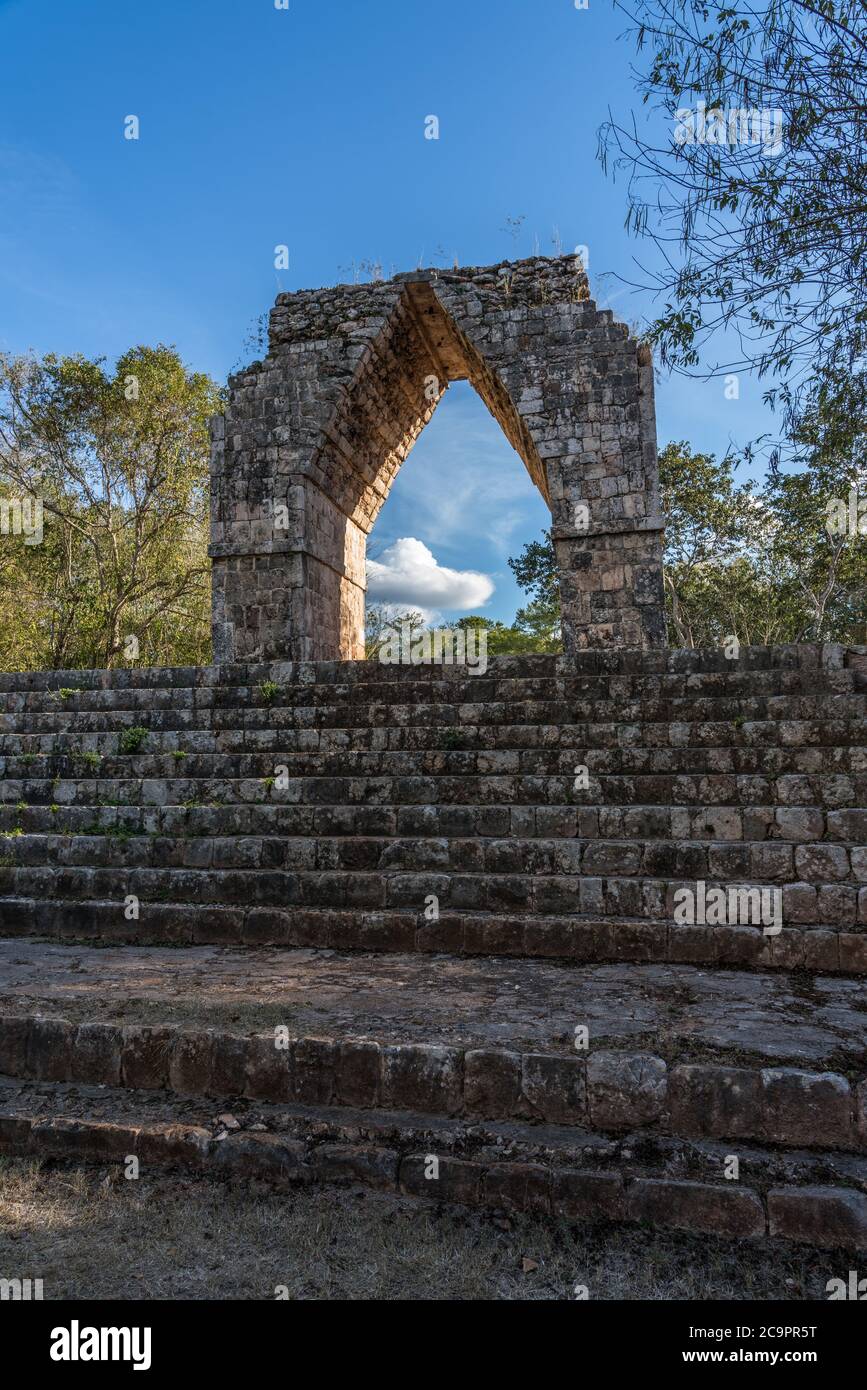 Der Bogen Tor zu den prähispanischen Maya Ruinen von Kabah sind Teil der prähispanischen Stadt Uxmal UNESCO-Weltkulturerbe-Zentrum in Yucatan, Mexiko Stockfoto