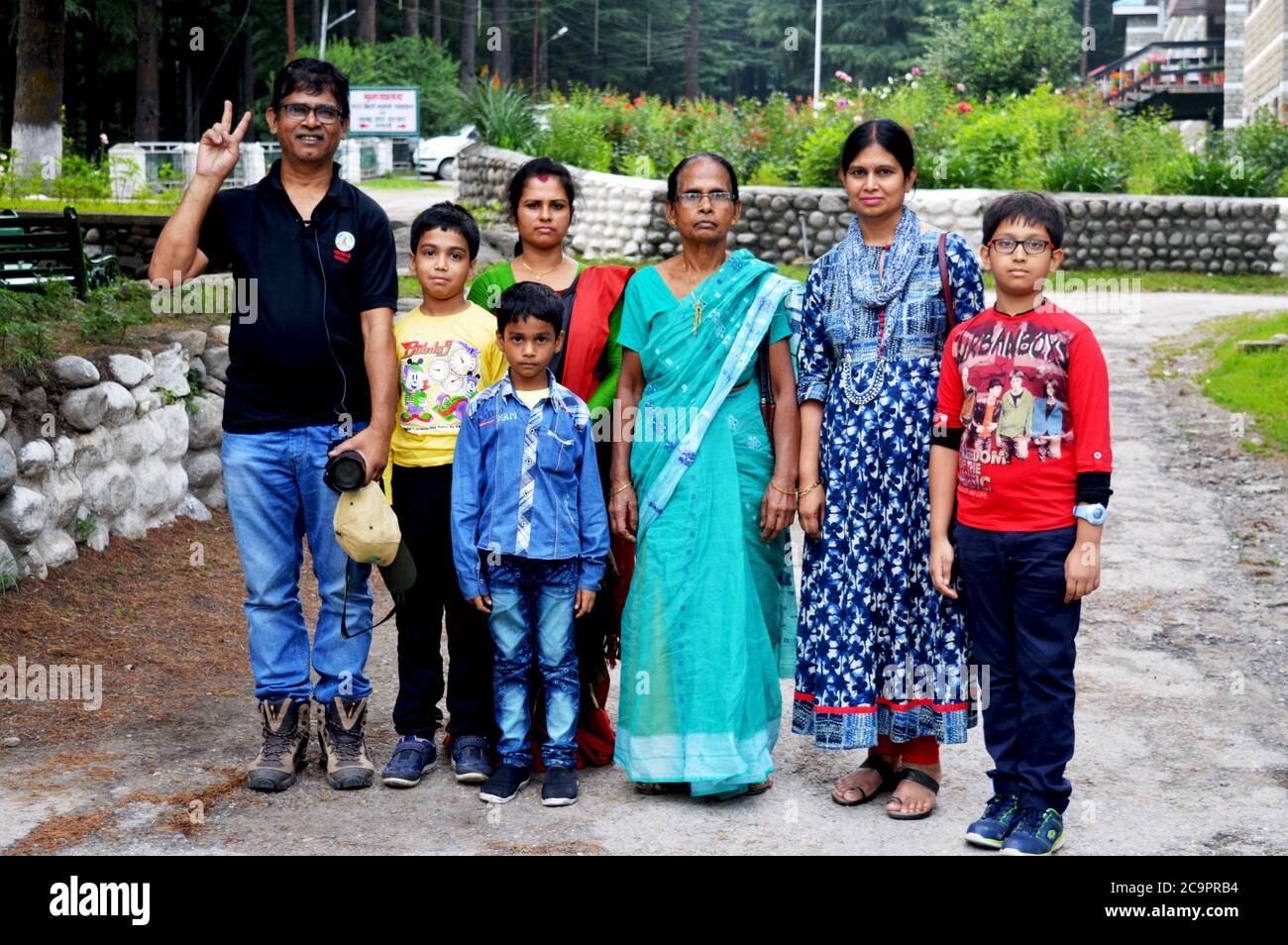 Eine indische Familie mit Mutter, Schwester, Frau und Kindern nahm Gruppenfoto im Bergsteigerinstitut von Manali in Himachal Pradesh, selektive Fokussierung Stockfoto