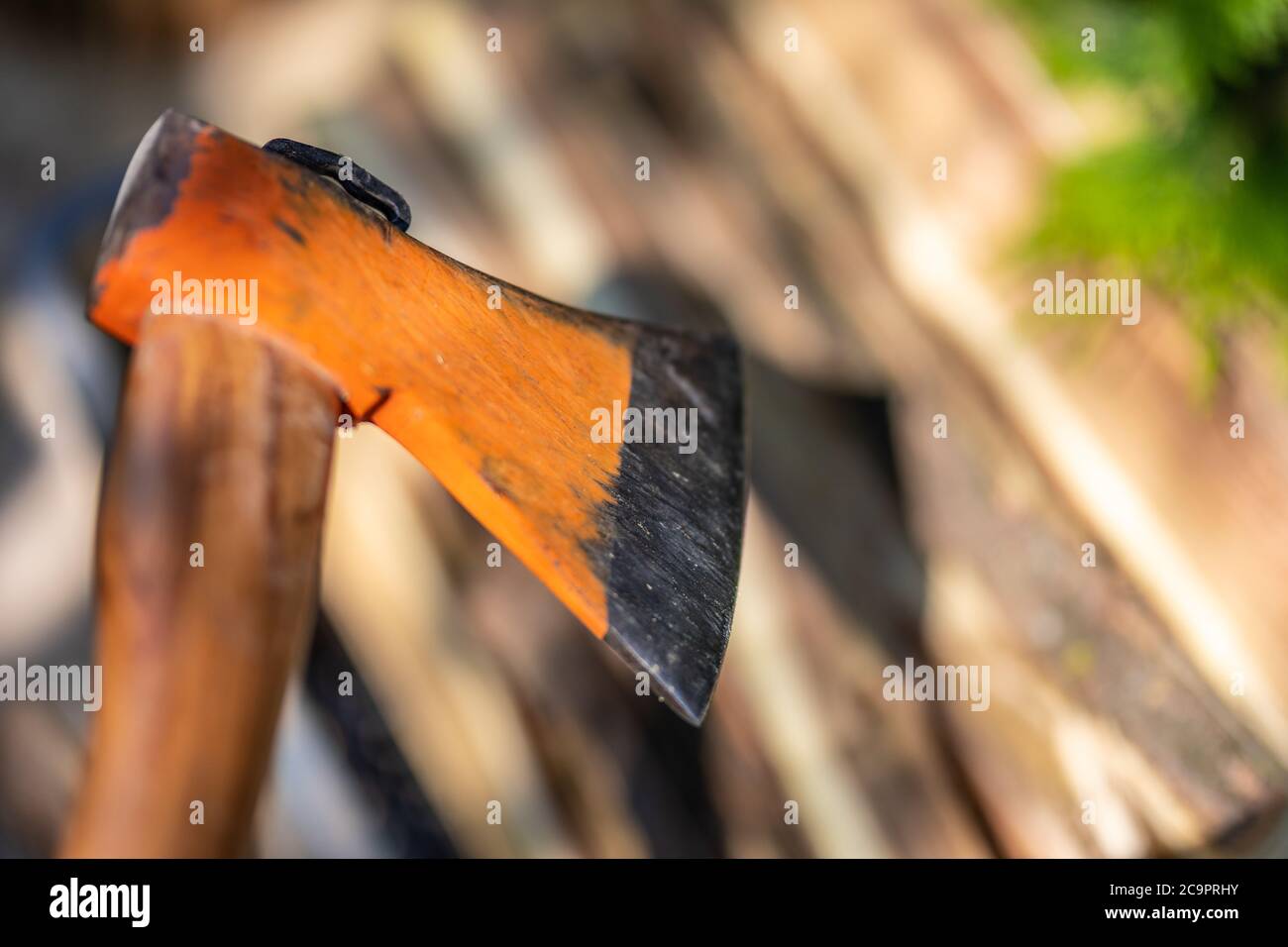 AX Schneiden Holzblock. Holz hacken Stockfoto