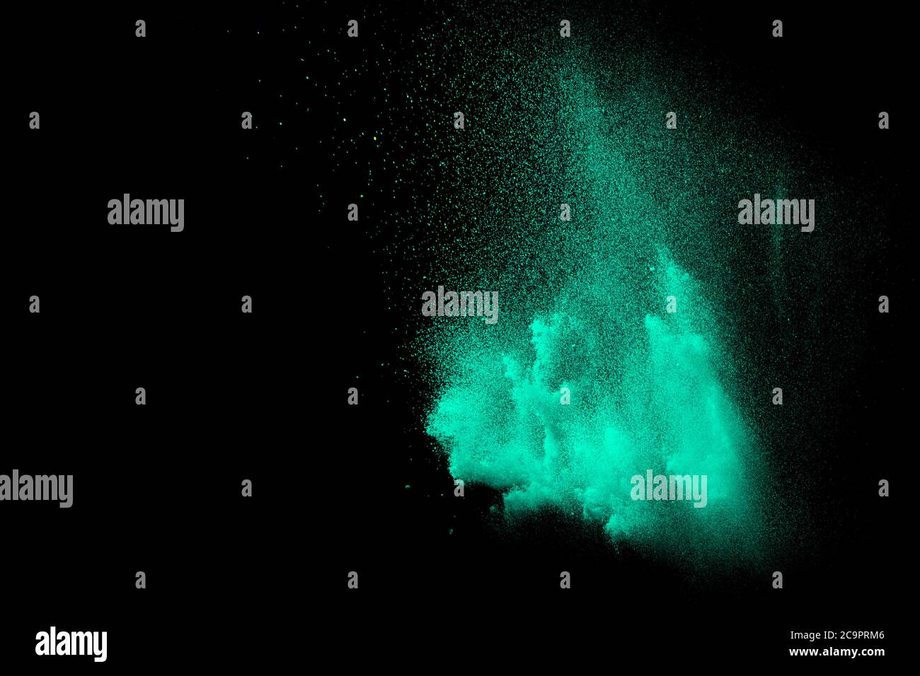 Abstrakte grüne Staubexplosion auf schwarzem Hintergrund. Abstraktes grünes Pulver auf Hintergrund gespritzt. Stockfoto