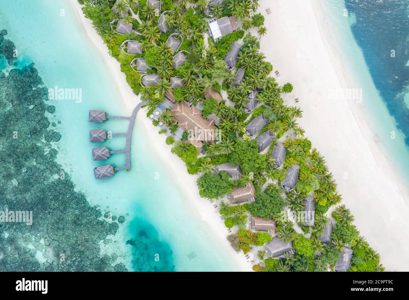 Erstaunliche Vogelperspektive auf den Malediven, Landschaft Seestape Luftaufnahme über einer Malediven. Landschaft, luxuriöses tropisches Resort oder Hotel mit Wasservillen am Strand Stockfoto