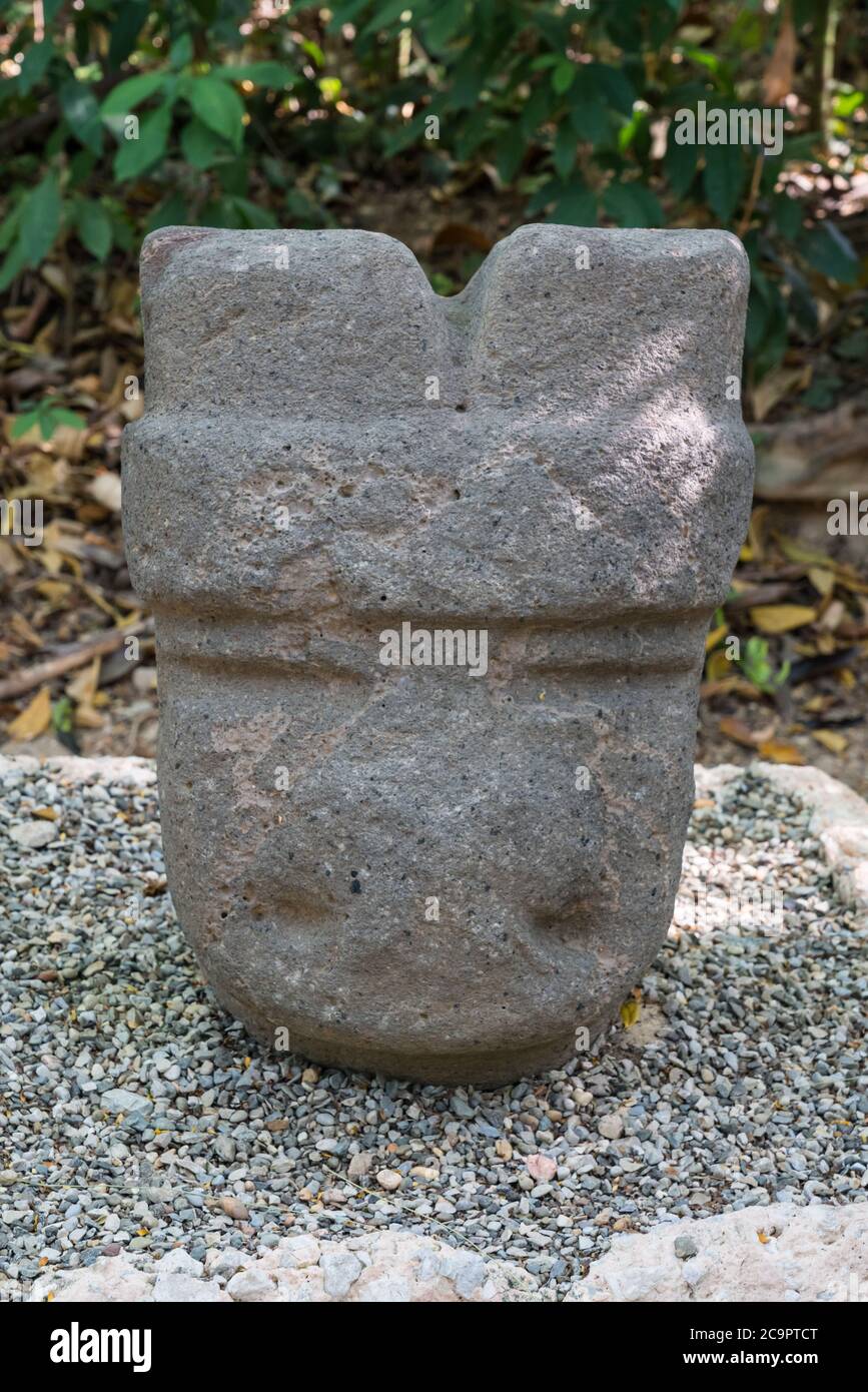 Denkmal 64, der Cleft Head, von den Olmec Ruinen von La Venta. Vorklassische Periode (1200-900 v. Chr.). La Venta Museum, Villahermosa, Mexiko. Stockfoto