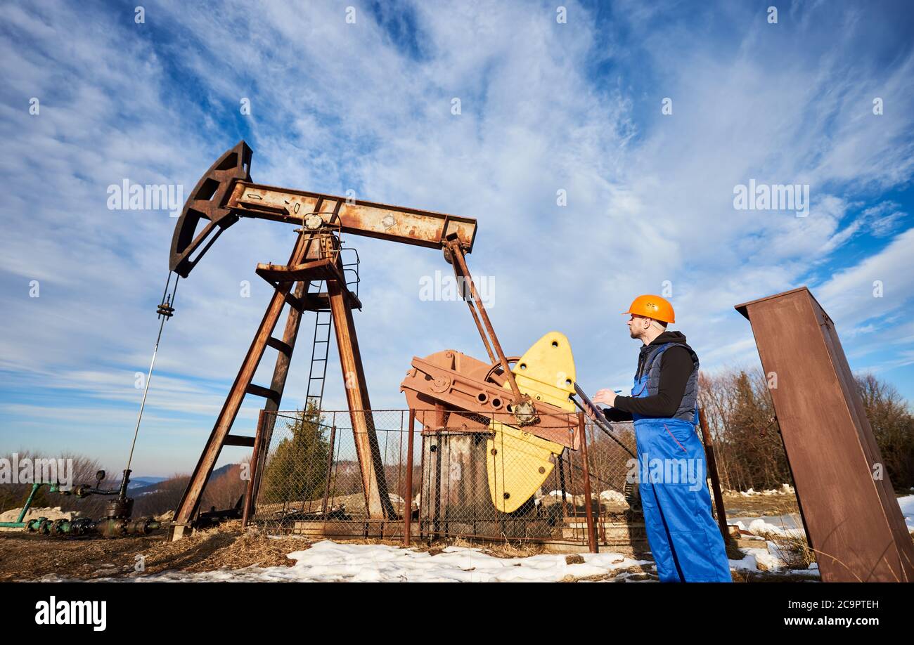 Öl- Und Gasindustrie. Arbeit Der Öl-Pumpe-Buchse Ein Ölfeld. Weiße