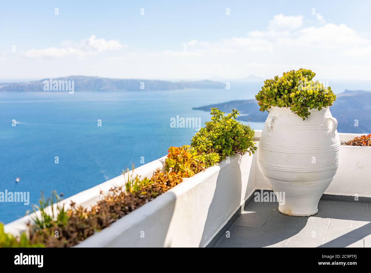 Weiße Waschtreppen auf Santorini Island, Griechenland. Der Blick in Richtung Caldera Meer mit Kreuzfahrtschiff wartet. Luxus Sommerurlaub, Traumurlaub Stockfoto