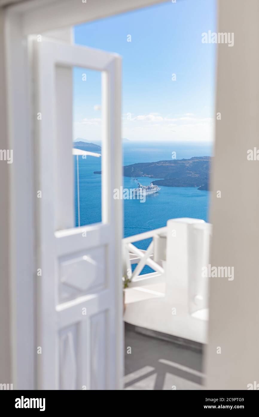 Weiße Waschtreppen auf Santorini Island, Griechenland. Der Blick in Richtung Caldera Meer mit Kreuzfahrtschiff wartet. Luxus Sommerurlaub, Traumurlaub Stockfoto