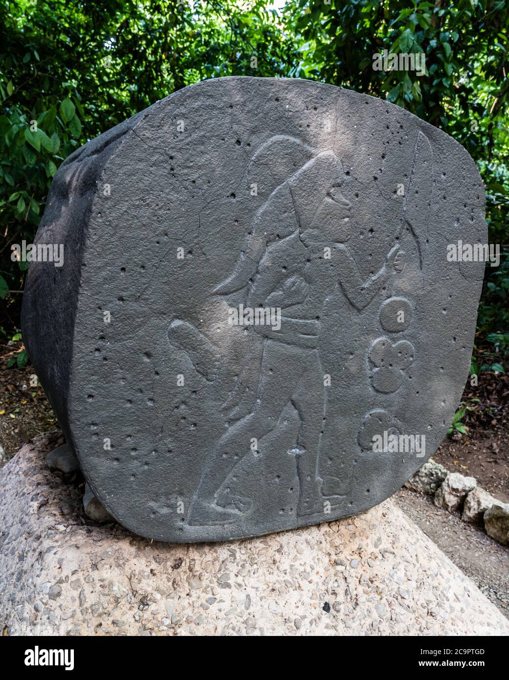 Der Reisende, Denkmal 13, aus den Olmec Ruinen von La Venta. Vorklassische Periode (700-400 v. Chr.). La Venta Museum, Villahermosa, Mexiko. Stockfoto